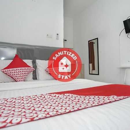 Hotel Oyo 183 The Pipe House Palembang Exterior foto