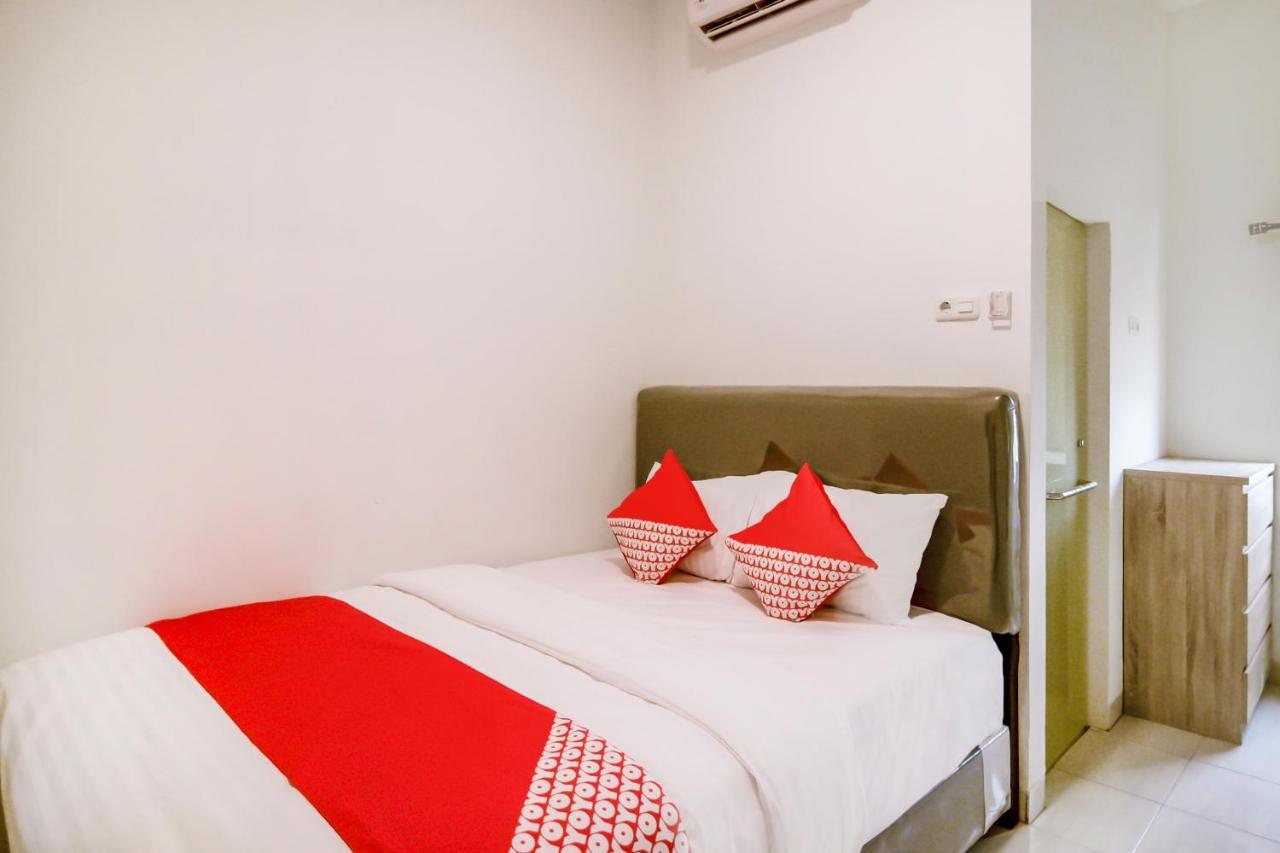 Hotel Oyo 183 The Pipe House Palembang Exterior foto