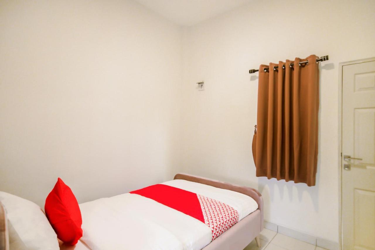 Hotel Oyo 183 The Pipe House Palembang Exterior foto