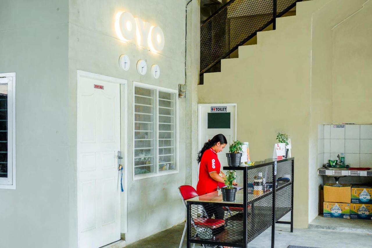 Hotel Oyo 183 The Pipe House Palembang Exterior foto