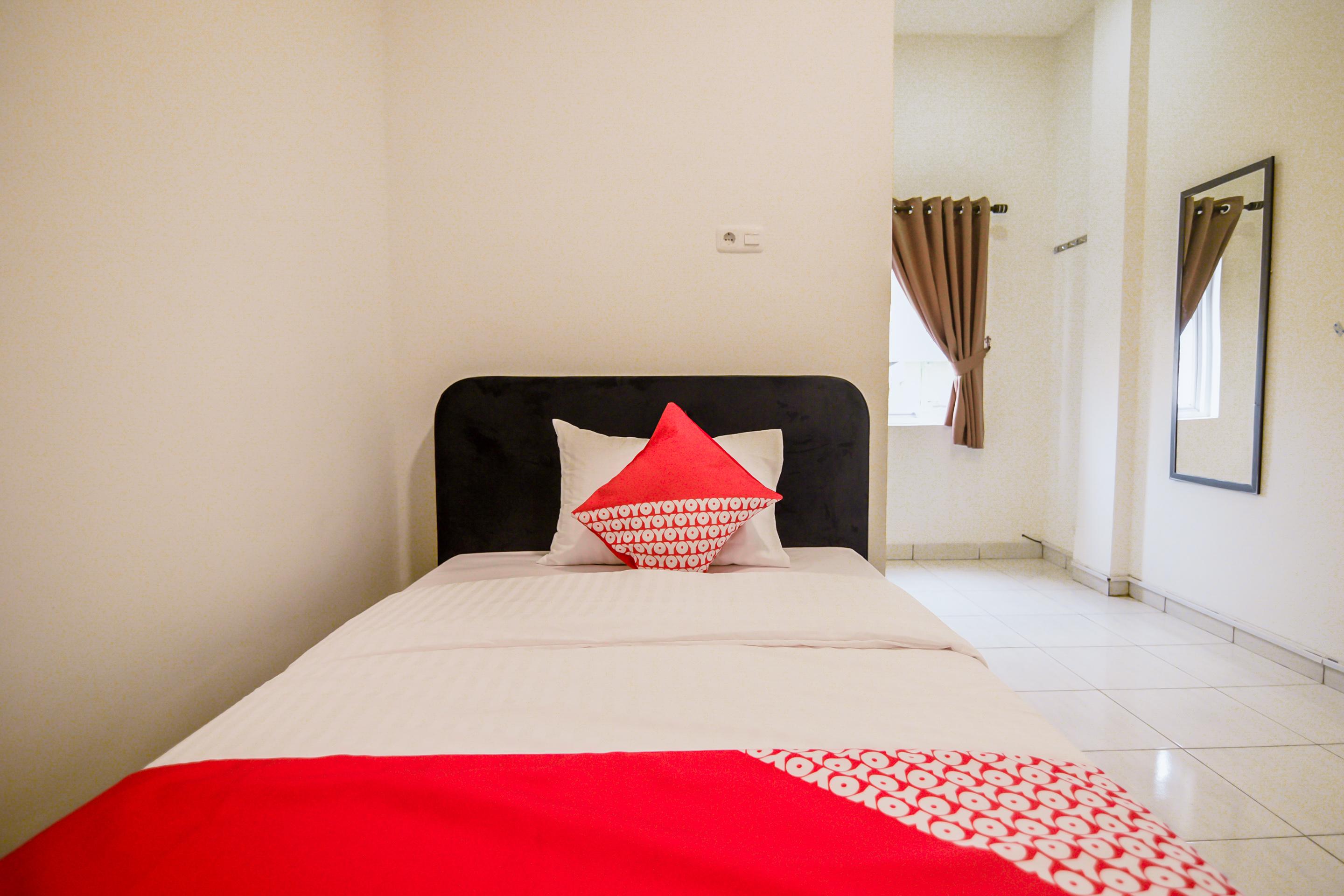 Hotel Oyo 183 The Pipe House Palembang Exterior foto