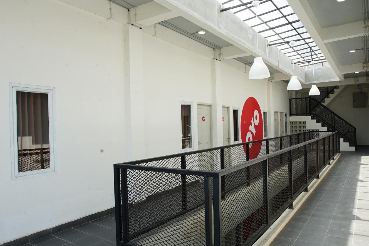Hotel Oyo 183 The Pipe House Palembang Exterior foto