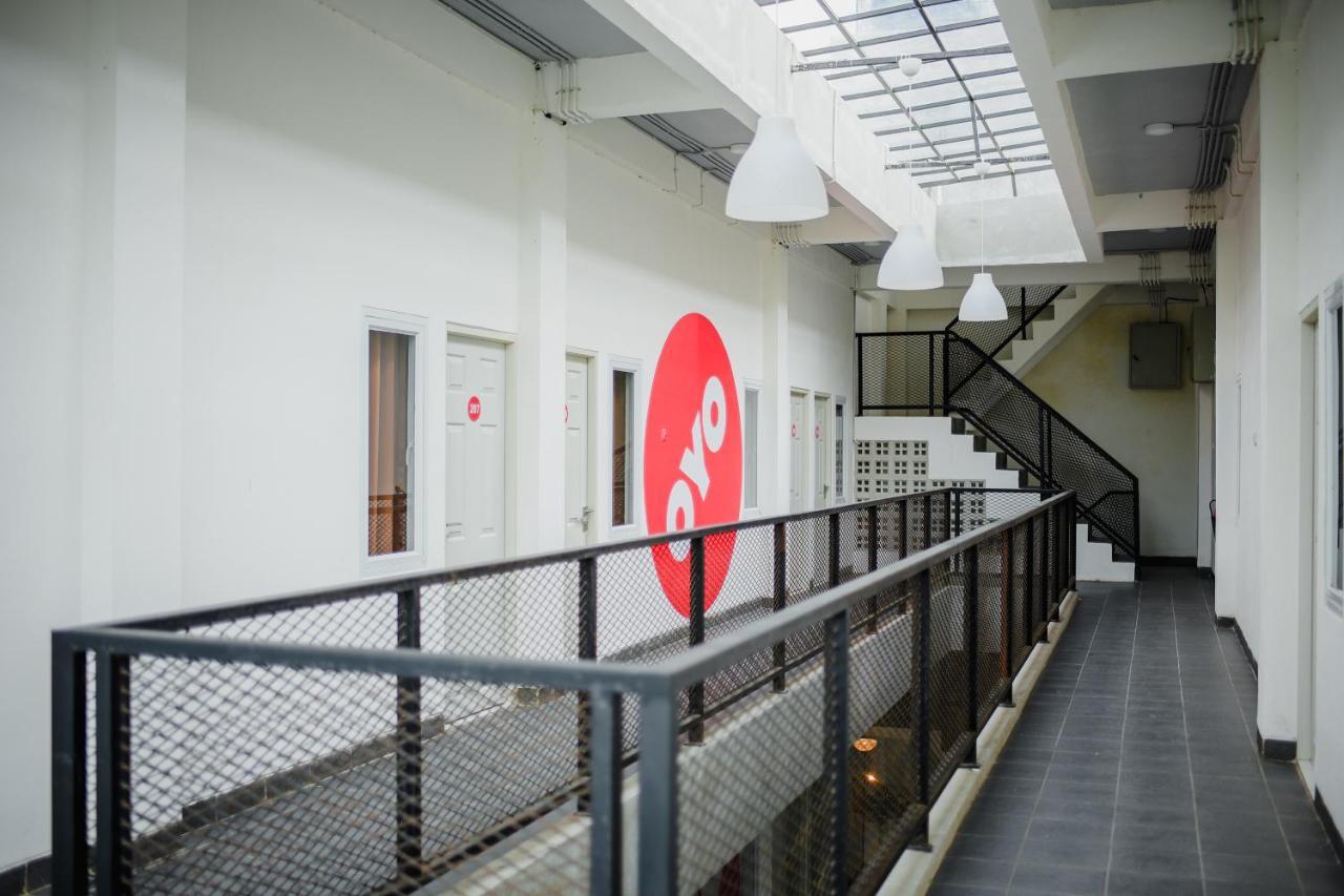 Hotel Oyo 183 The Pipe House Palembang Exterior foto