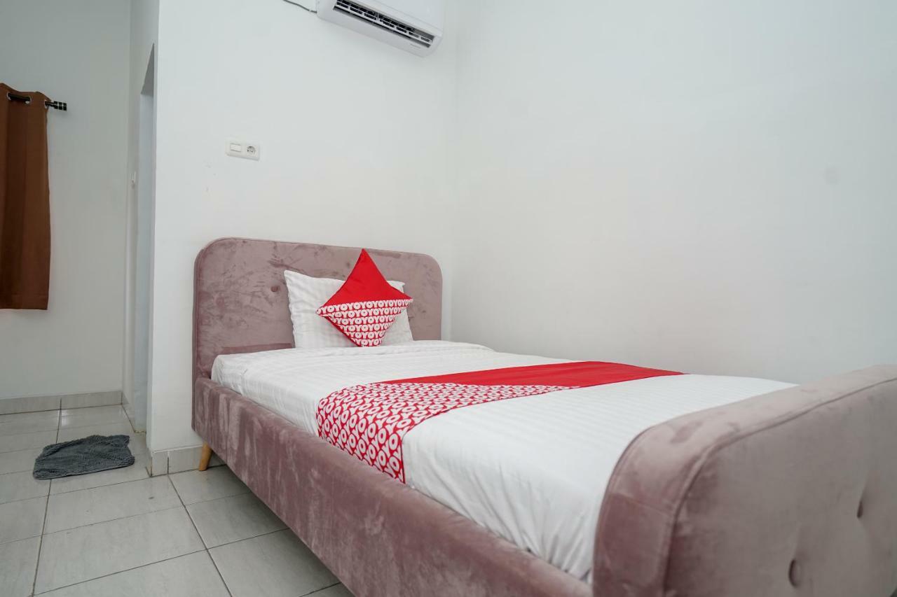 Hotel Oyo 183 The Pipe House Palembang Exterior foto