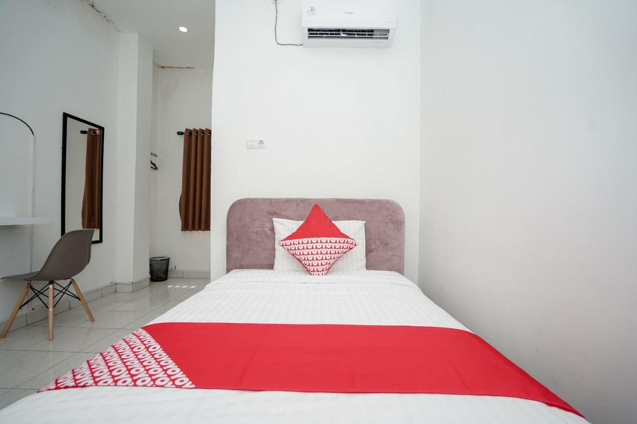 Hotel Oyo 183 The Pipe House Palembang Exterior foto