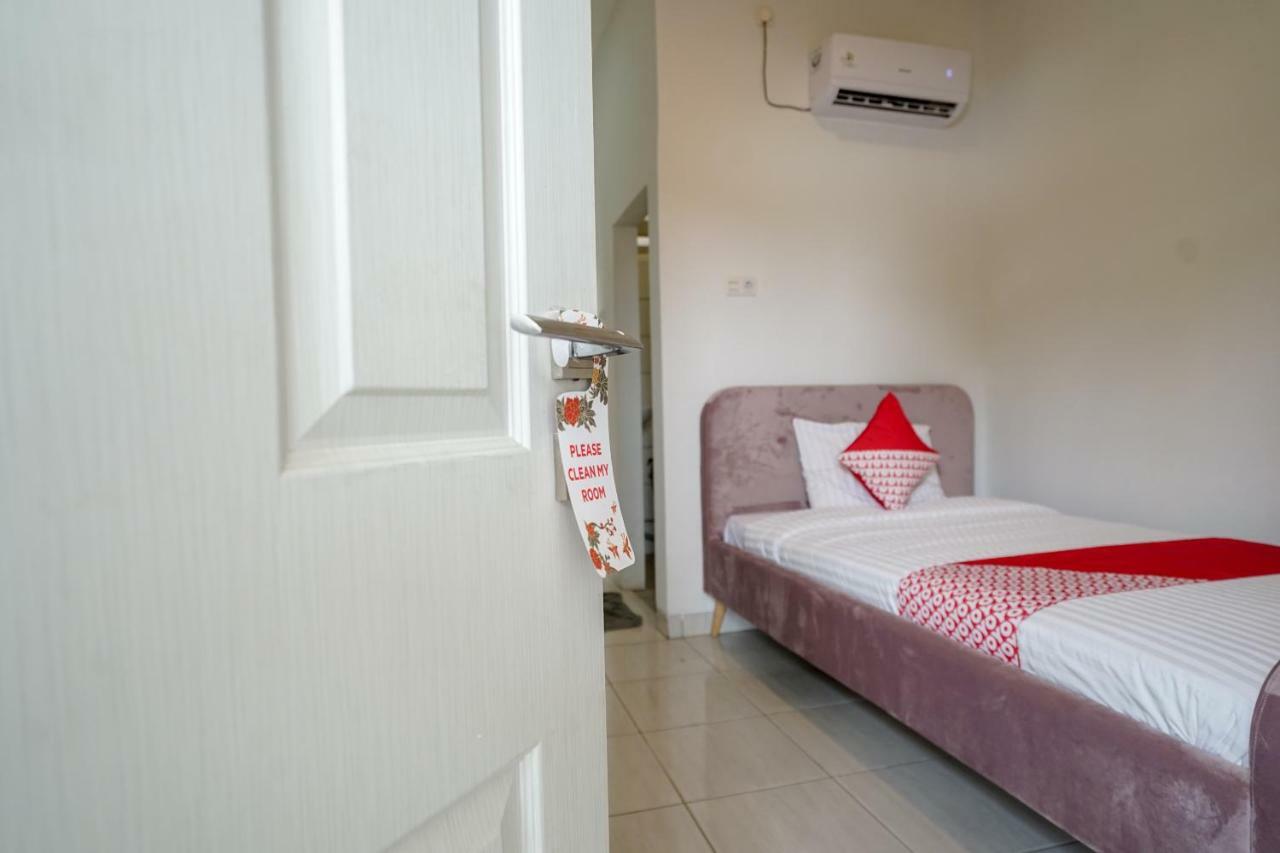 Hotel Oyo 183 The Pipe House Palembang Exterior foto
