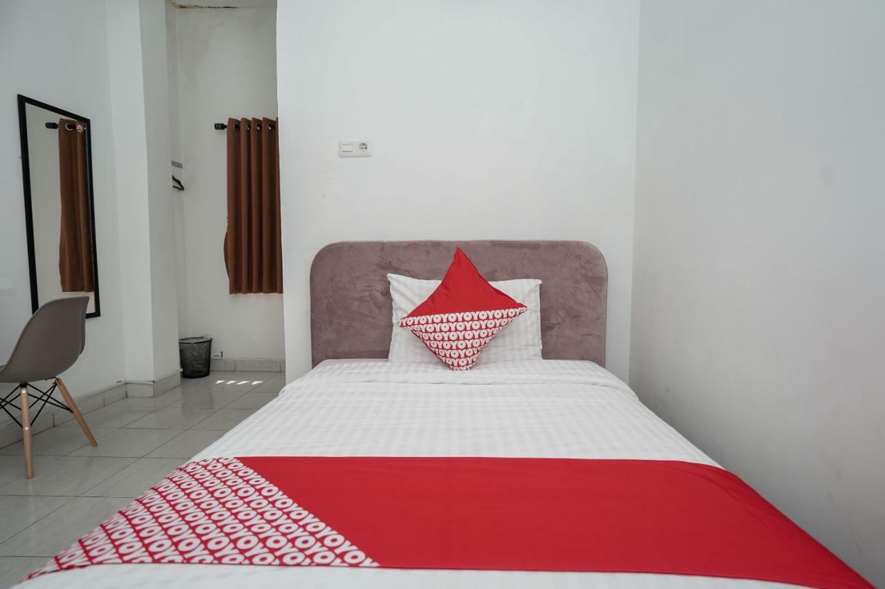 Hotel Oyo 183 The Pipe House Palembang Exterior foto