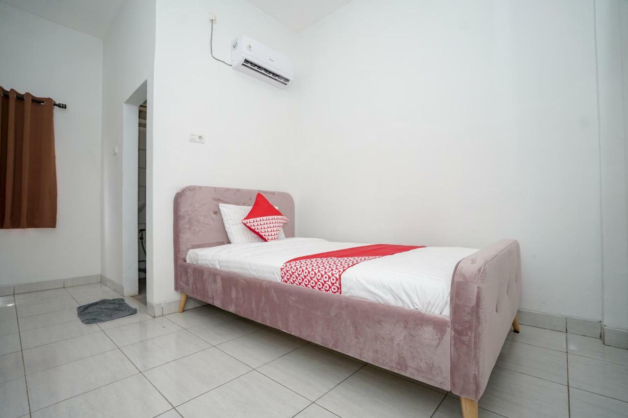 Hotel Oyo 183 The Pipe House Palembang Exterior foto