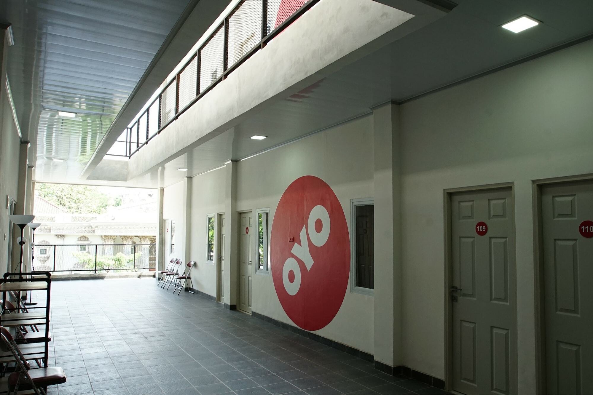 Hotel Oyo 183 The Pipe House Palembang Exterior foto
